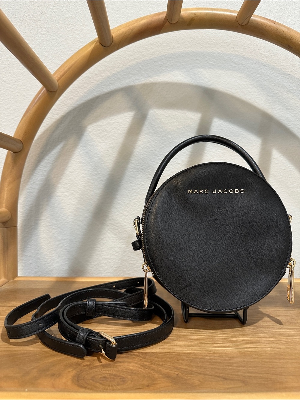 Marc Jacobs Black Leather ~ The Commuter Circle Crossbody Bag ~
Limited Edition - Picture 5 of 12